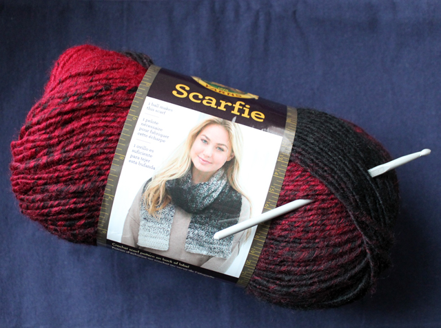 scarfie-yarn-lion-brand-cranberry-black